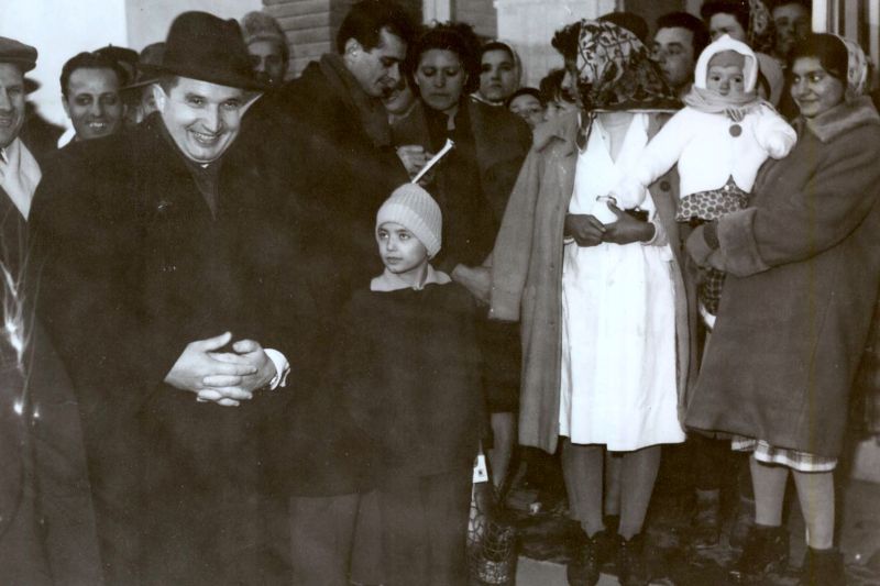 Vă mai aduceți aminte că vedeam cașcaval doar când venea Ceaușescu în vizite oficiale? Piteşti, februarie 1965. Nicolae Ceauşescu vizitând noul magazin de autoservire din cartierul „Bucureşti”. (febr.1965) SURSA: Arhivele Naționale ale României/Colecție online de fotografii despre comunism. Cota: 50/1965. [Photo #E494]