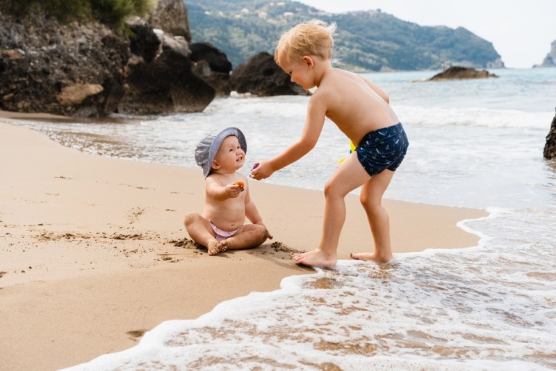 Nu văd niciun motiv pentru care copiii ar trebui să stea pe plajă în costumul lui Adam. FOTO: Shutterstock