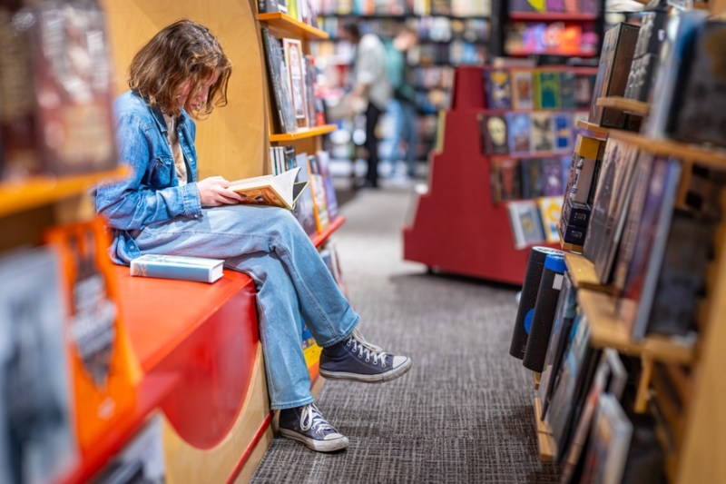 Fetița care citește acum ar putea fi femeia care va scrie următorul mare roman. Sau va traduce istoria unei culturi. Aveți încredere în copiii voștri! FOTO: Shutterstock