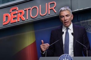 Dragoș Anastasiu și grupul DerTour. Colaj: Ion Mateș / Hotnews. Inquam Photos / Octav Ganea și Shutterstock