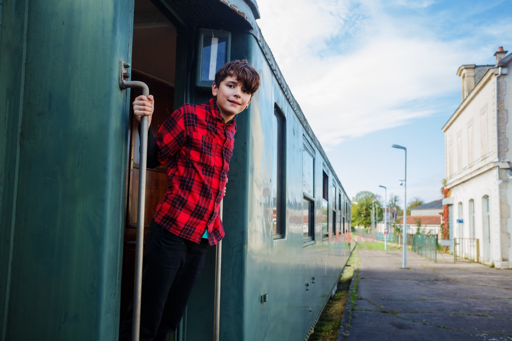 Zeci de tineri ajung anual la spital în stare gravă, electrocutați pe tren. Iar alții mor subit, din cauza voltajului foarte mare. FOTO: Shutterstock