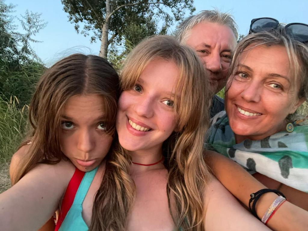 Cei patru membri ai familiei Solomon au rămas la fel de apropiați, chiar dacă au ajuns să trăiască în țări sau pe continente diferite. FOTO: Arhiva familiei