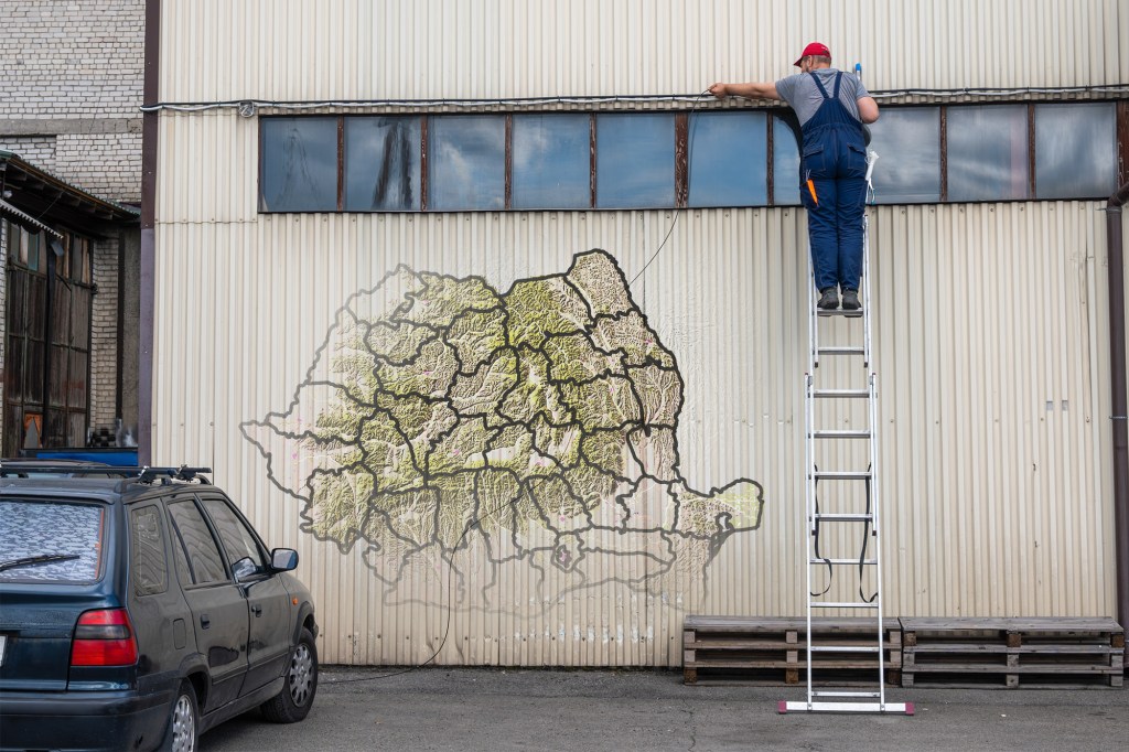 Harta accidentelor de muncă în România și în alte țări din Europa. Numărul e în creștere la noi, dar Grecia și Spania prezintă date cutremurătoare. Colaj: Ion Mateș / Hotnews. Foto: Shutterstock