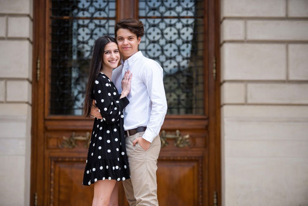 Leea și Vlad, la sesiunea foto pentru albumul de absolvire a liceului. Același an în care au dat curs viselor lor de studii în străinătate. FOTO: arhiva personală