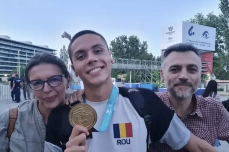 Îți mulțumesc, mama lui David Popovici că ai crescut atât de frumos eroul unei generații! FOTO: Captură video