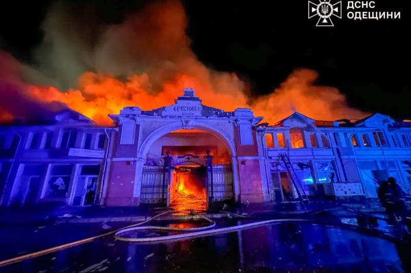 VIDEO Emblematica piaţă Privoz din Odesa, în flăcări după un atac masiv cu drone rusești. Atacul, la scurt timp după discuțiile de pace de la Istanbul