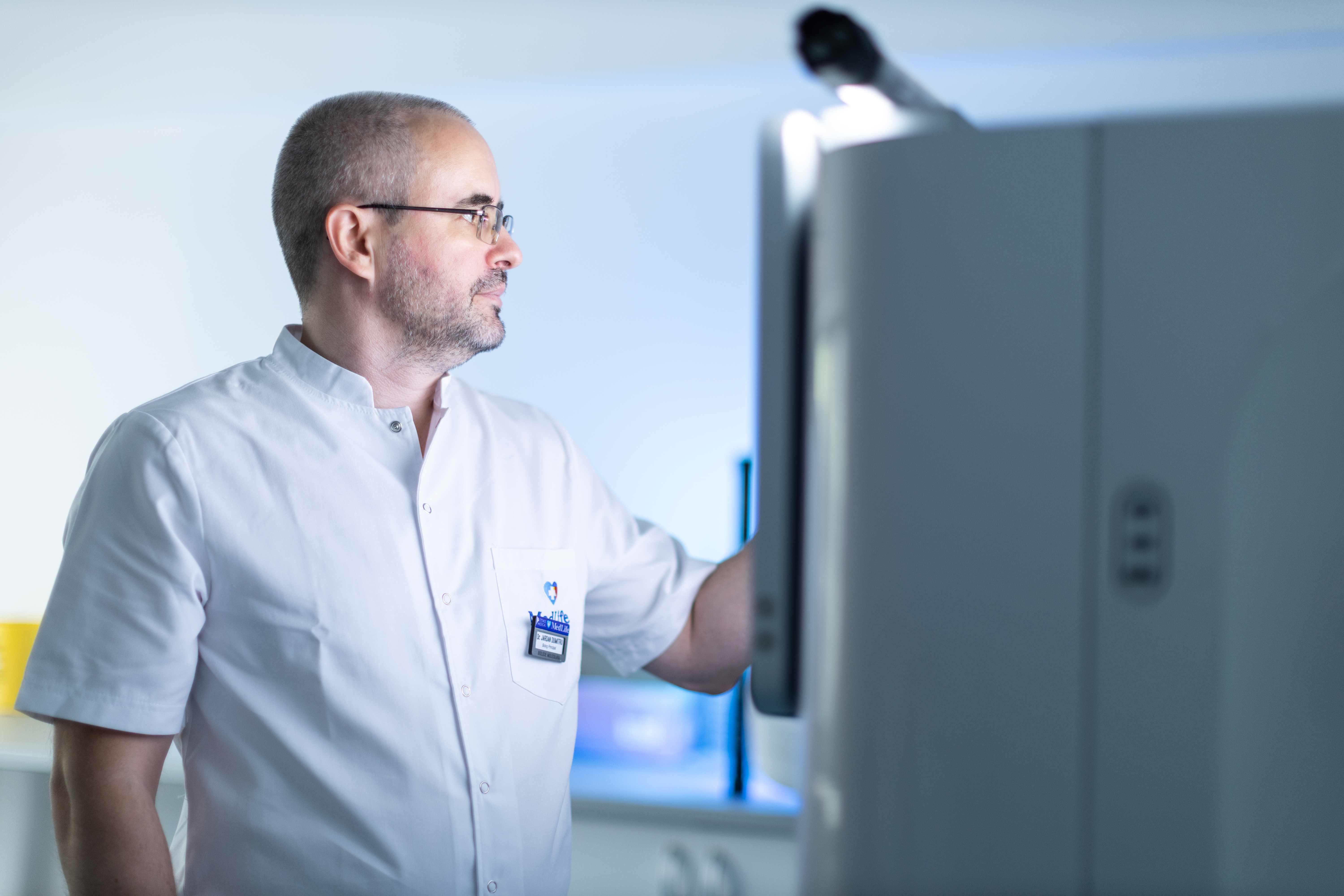 Premieră în România. MedLife aduce cea mai avansată tehnologie de secvențiere și pregătește un program amplu de testare genetică: “Începând cu luna octombrie, pe teritoriul României se va putea realiza secvențierea întregului genom uman la scară largă”