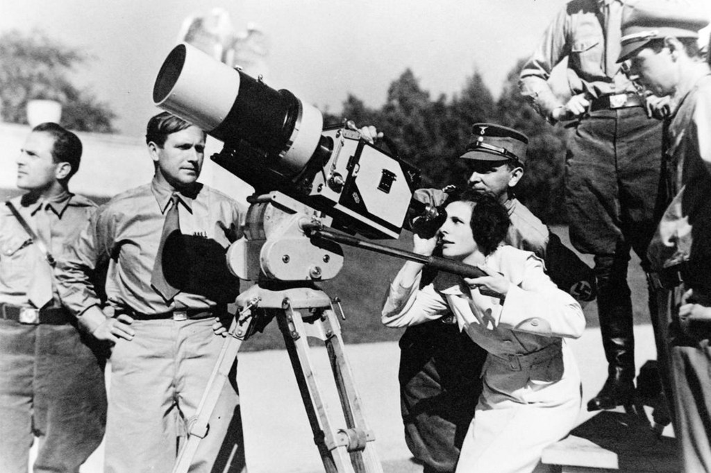 Regizoarea și producătoarea Leni Riefenstahl privește printr-o cameră în anticiparea filmării mitingului nazist din 1934 în Nuremberg, Germania Nazistă. Foto: World history archive / Profimedia