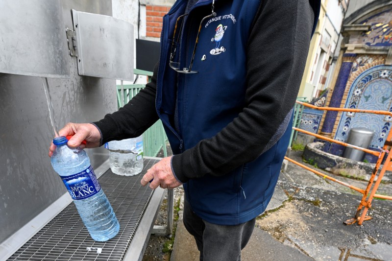 Începutul unei crize majore în Europa. O regiune din Franța a interzis apa de la robinet, după ce a testat-o. „Va fi la fel peste tot”