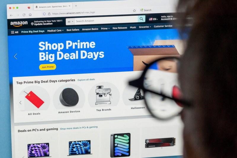 Cel mai mare site de cumpărături online vrea să îi ajute pe oameni să decidă ce să pună în coș cu ajutorul AI