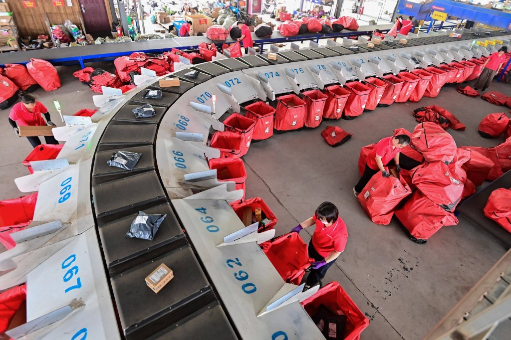 Lucrători la o linie de procesare a unei companii de curierat din Qingzhou City, China, iunie 2025. Foto: CFOTO / imago stock&people / Profimedia