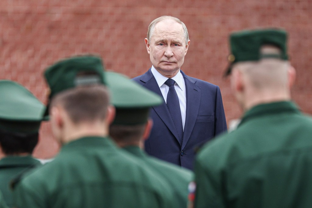 Vladimir Putin, la Mormântul Soldatului necunoscut din dreptul zidului Kremlinului, 22 iunie 2025. Foto: Sergei Bulkin / Zuma Press / Profimedia