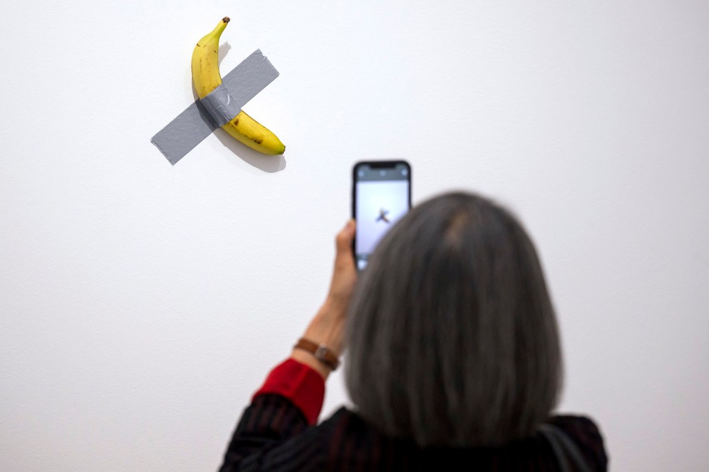 Banana lipită pe un perete dintr-o galerie din Metz Foto: Profimedia
