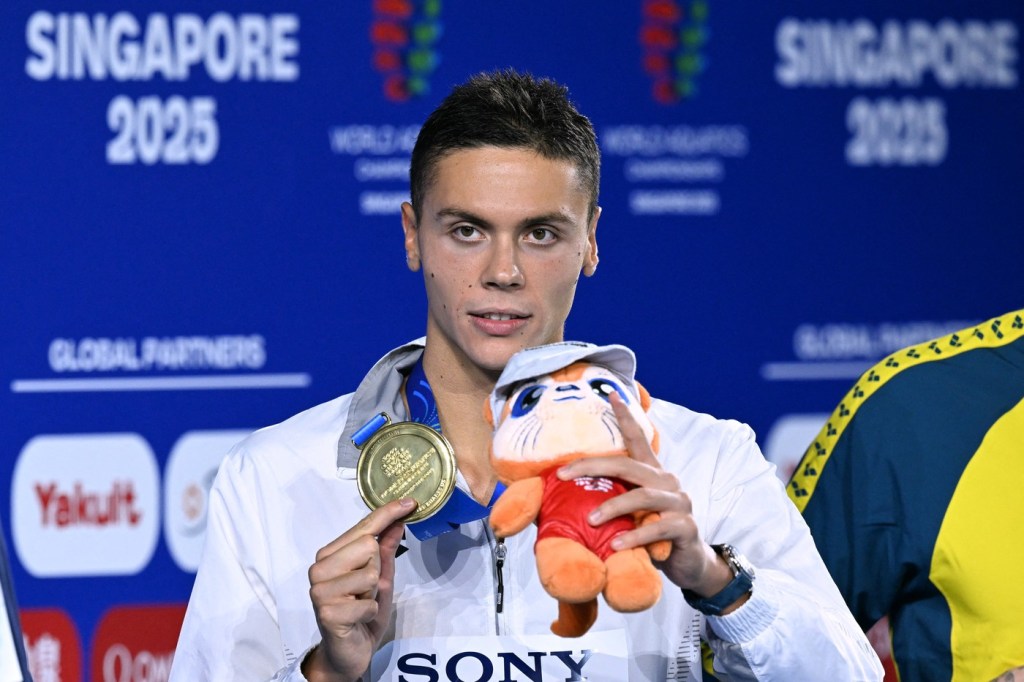 David Popovici a câștigat medalia de aur la mondialele de la Singapore. Foto: Profimedia