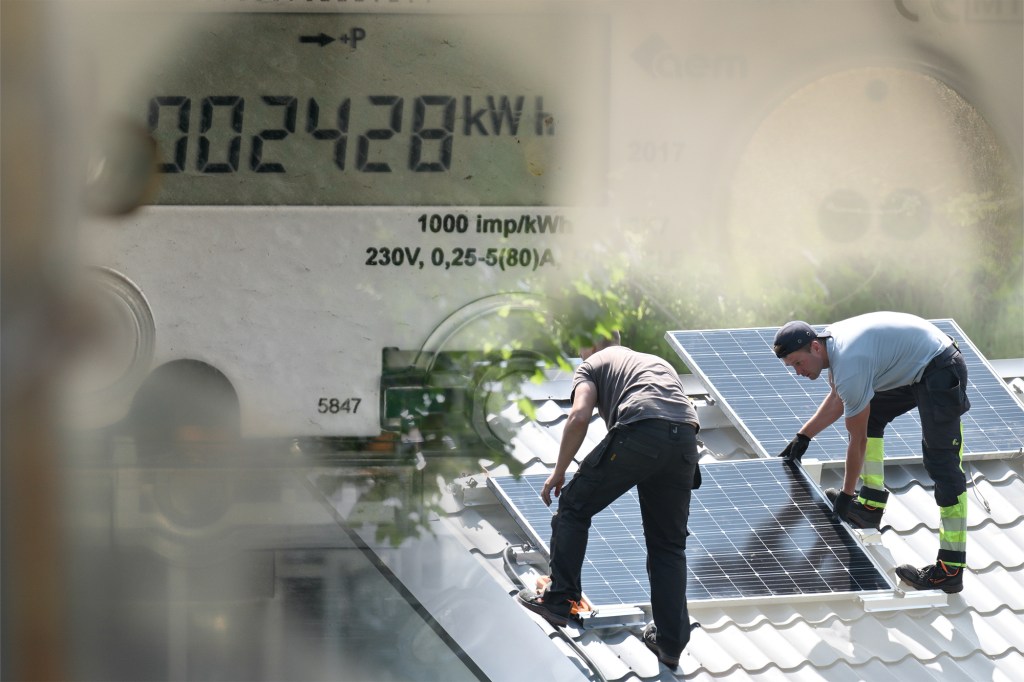 Panouri solare pe acoperișul unei locuințe. Colaj: Ion Mateș / Hotnews. Foto: Inquam Photos, Dreamstime