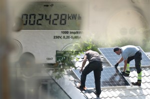 Panouri solare pe acoperișul unei locuințe. Colaj: Ion Mateș / Hotnews. Foto: Inquam Photos, Dreamstime