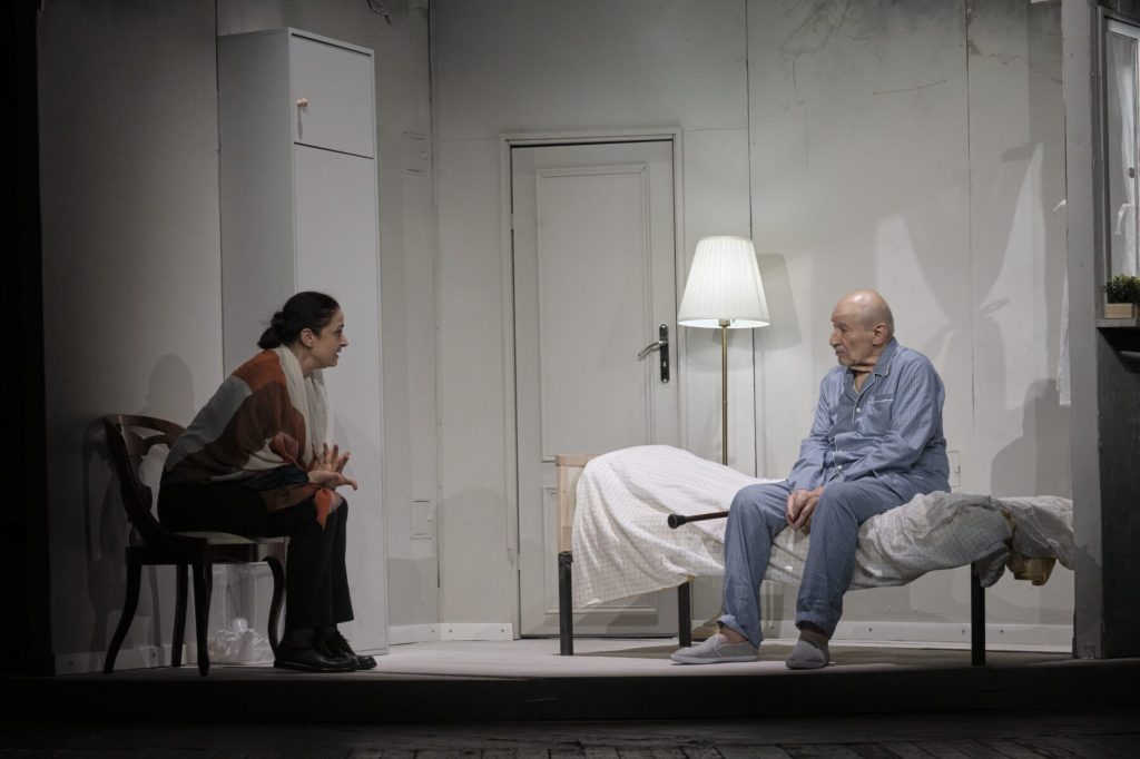 Victor Rebengiuc, 92 de ani, în piesa „Tatăl”. FOTO: Cosmin Ardeleanu/ www.bulandra.ro