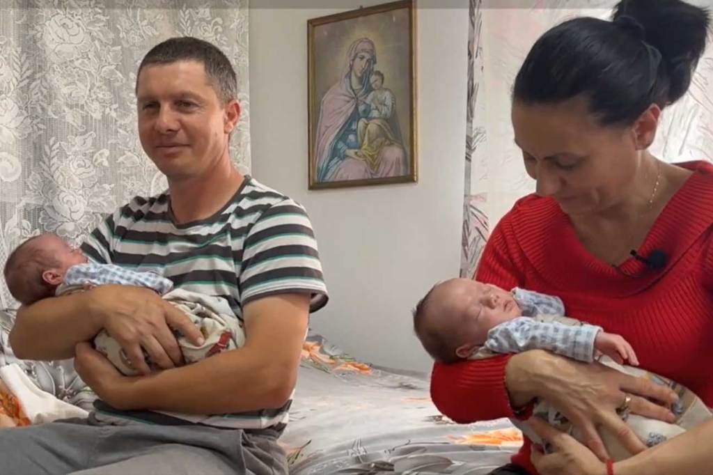 Luminița și Claudiu Droj alături de cei doi băieți gemeni ai lor, pe care i-au așteptat vreme de 20 de ani. SURSA FOTO: Captură ecran Antena 1