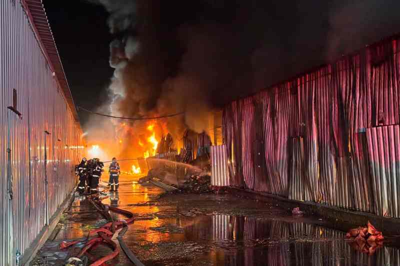 Ministrul Mediului, „recomandări pentru populație” după incendiul de la Dragonul Roșu, care a dus la poluare masivă în București