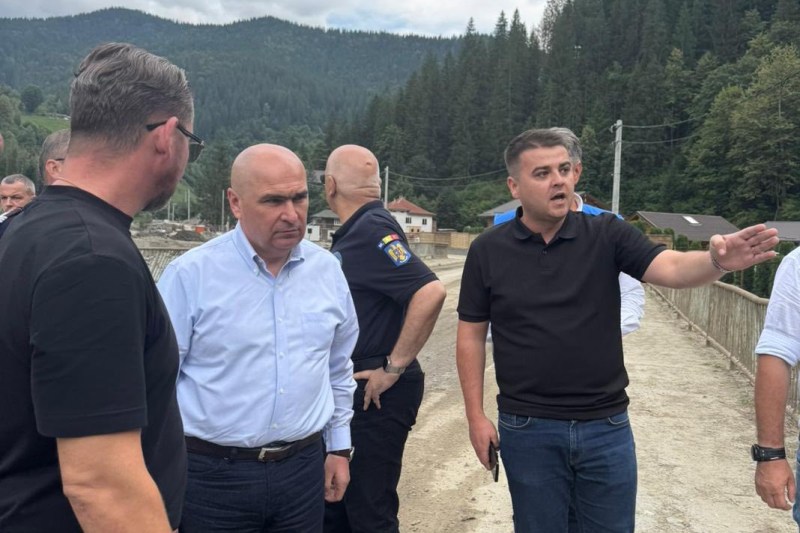 Ilie Bolojan, vizită neanunțată la Broșteni, orașul devastat de inundațiile de la finalul lunii iulie 