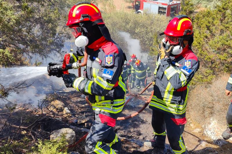 FOTO / VIDEO Pompierii români intervin la un incendiu de proporții din apropierea Atenei. Flăcările au ajuns lângă o stație de carburanți