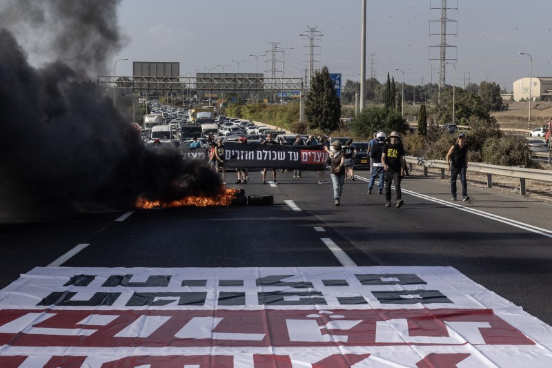 VIDEO Autostradă blocată și proteste în Tel Aviv: „Cerem liderilor noștri să se așeze la masa negocierilor și să nu se mai ridice până la un acord”