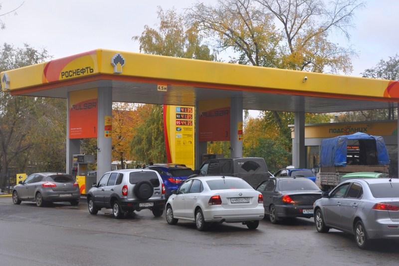 VIDEO Criză de benzină în Rusia după valul de atacuri ucrainene asupra rafinăriilor: Șoferii stau la cozi de kilometri