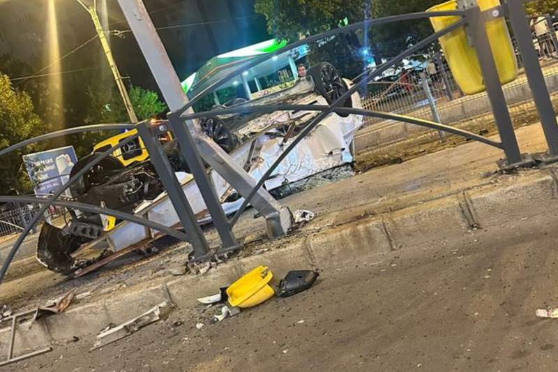 Un tânăr de 20 de ani s-a răsturnat cu mașina pe șina de tramvai după ce a lovit refugiul din stație, în București