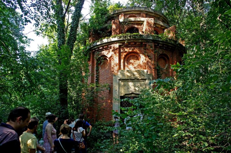 Ciudata capelă din Pădurea Băneasa, exemplu de patrimoniu profanat. Monumentul, acum năpădit de liane, a fost ridicat pentru „bancherul României Mari”