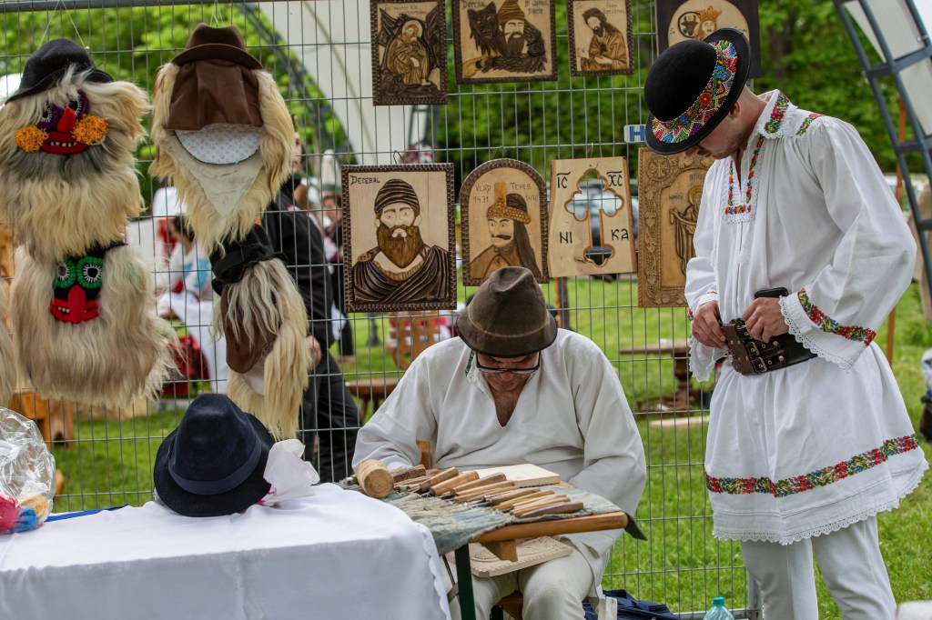Meșteri populari la un târg în Chișinău. Foto: Inquam Photos / Elena Covalenco