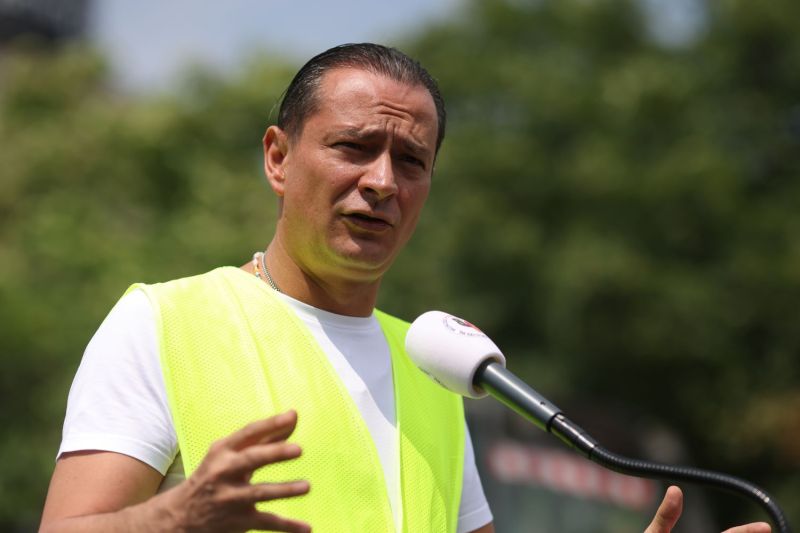 Un apropiat al PSD administrează bazinul de înot construit în Sectorul 4 cu 3 milioane de euro, bani europeni. Elevii au acces gratuit doar 4 ore pe an