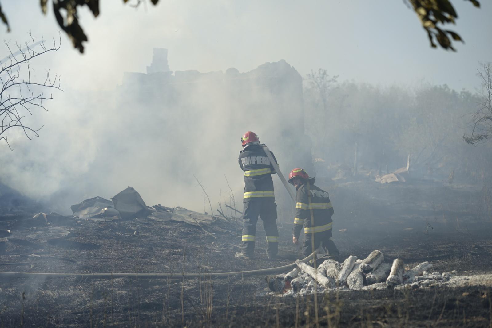 Pompierii sting 16 incendii în 6 județe, 1.075 hectare afectate