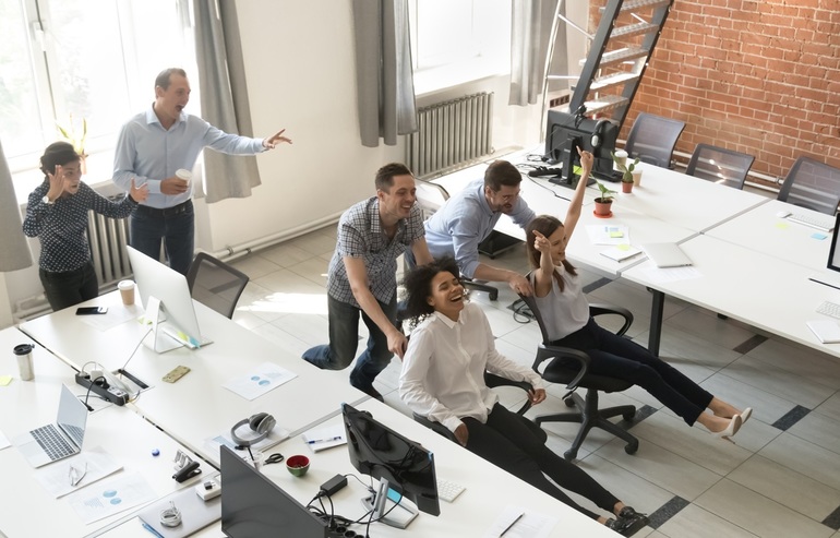 Bolojan vrea limită la orele de muncă pentru cei cu mai multe contracte de muncă la stat, dar și la privat