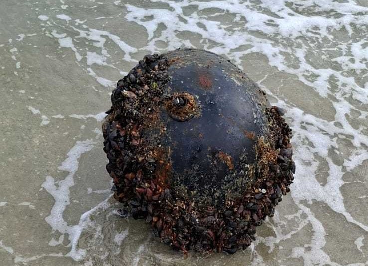 Mină marină eșuată pe plaja din dreptul poligonului de tragere Midia, anunță MApN