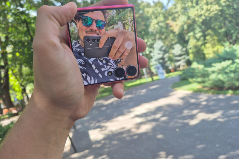 Am testat Galaxy Z Flip7, telefonul mai mic decât un portofel, dar cu puterea unui flagship 