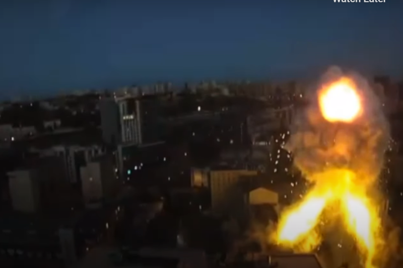 VIDEO. Momentul în care o rachetă rusească lovește o clădire din Kiev. Numărul victimelor după atacurile de noaptea trecută e în creștere