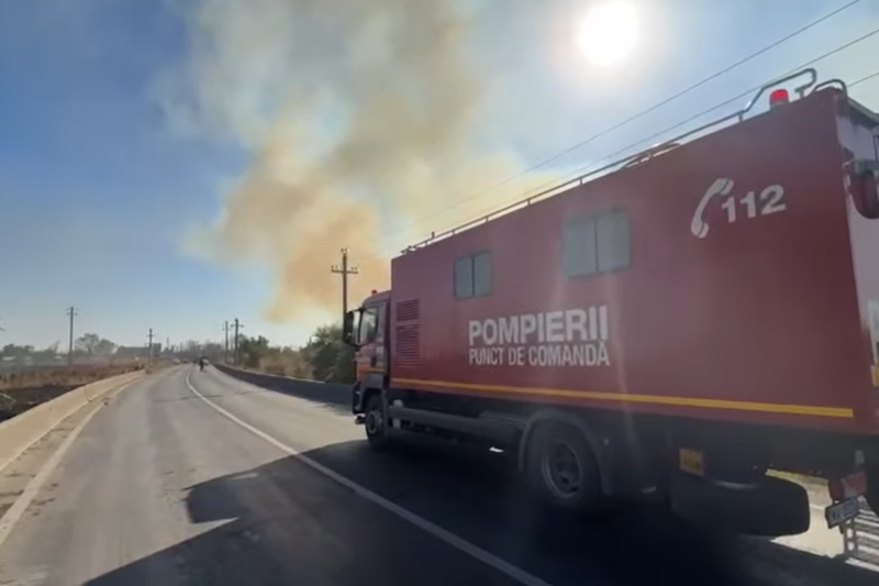 Incendiu de deşeuri în localitatea Glina, în apropiere de Bucureşti. Există risc ca focul să se extindă la locuinţe. A fost emis un Ro-Alert