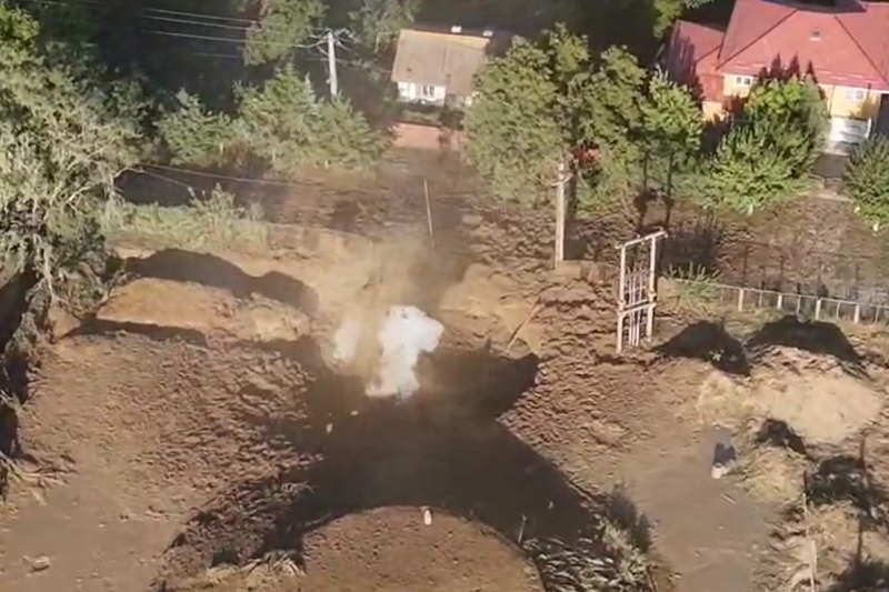 VIDEO Explozie puternică la craterul cu gaze toxice format la Amara. Sute de oameni evacuați / Cum s-a produs incidentul