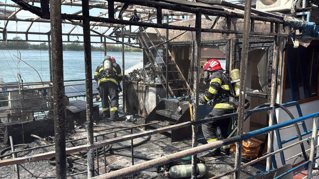Incendiul la un hotel plutitor din Tulcea