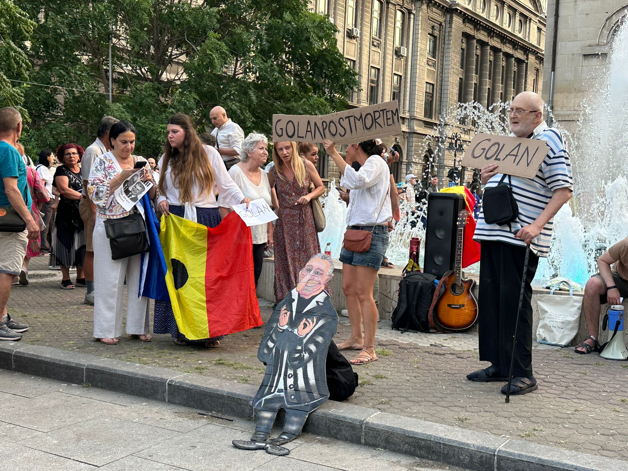 LIVE / FOTO-VIDEO „Ole, ole, Iliescu nu mai e”. Protest în Piața Universității față de funeraliile naționale pentru Ion Iliescu / Jandarmeria: Desfăşurarea acestei manifestaţii este ilegală