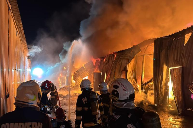 VIDEO Incendiu puternic la un spaţiu de depozitare din Dragonul Roşu. Structura clădirii s-a prăbușit parțial / A fost emis și un mesaj Ro-Alert