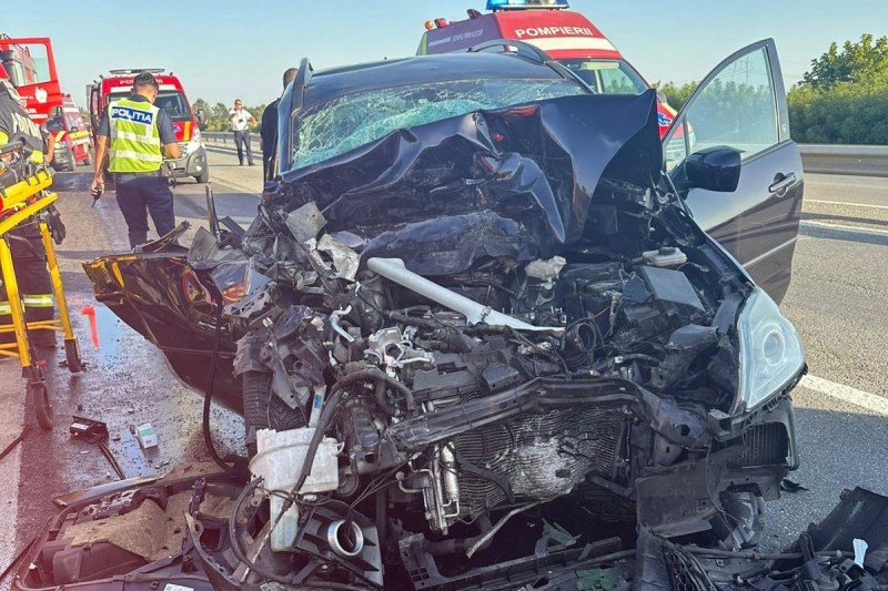 Planul roşu de intervenţie, activat după ce două autoturisme s-au ciocnit pe A1. Șase persoane, dintre care doi copii, transportate la spital