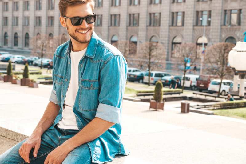 Blugi bărbătești pentru sezonul cald: 4 modele și materiale potrivite
