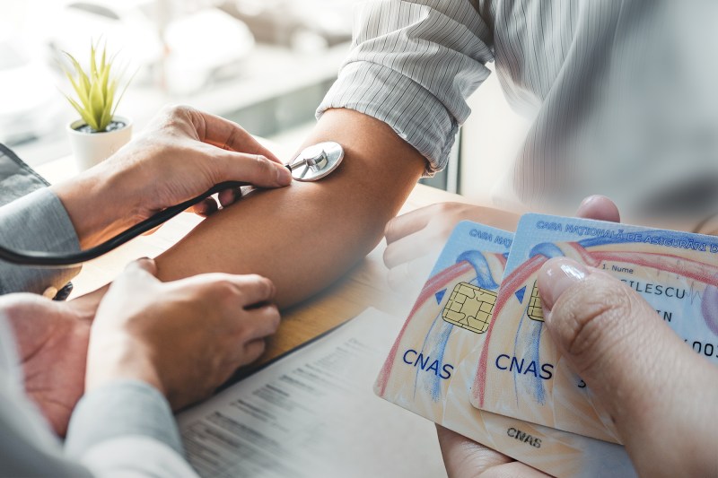 Asigurare de sănătate. Colaj: Ion Mateș / Hotnews. Foto: Dreamstime, Shutterstock