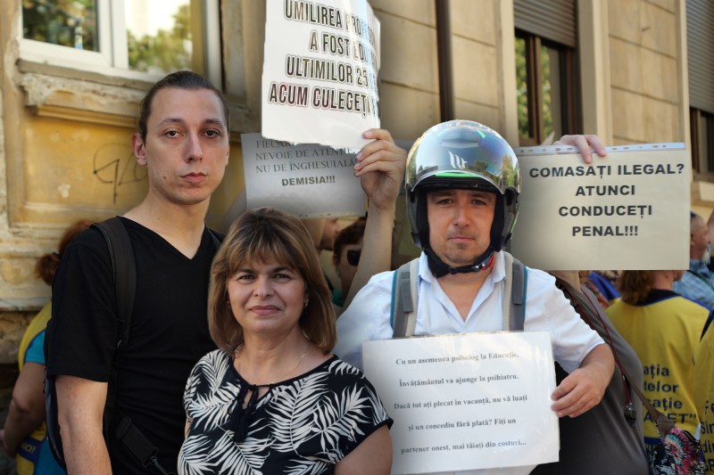 Câțiva dintre profesorii care protestează. Colaj Hotnews. Foto: Dana Coțovanu / Hotnews