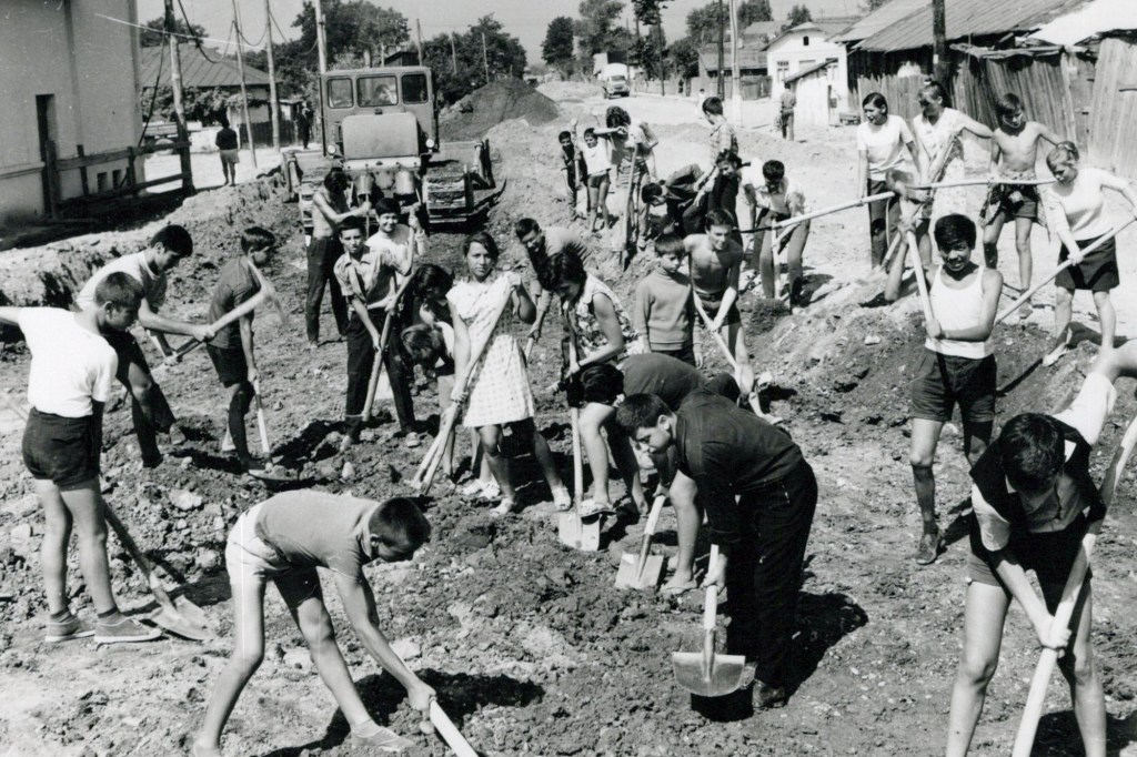 Elevi din anii 80 care participă la munca obligatorie. FOTO via proiect „Adolescent în comunism”