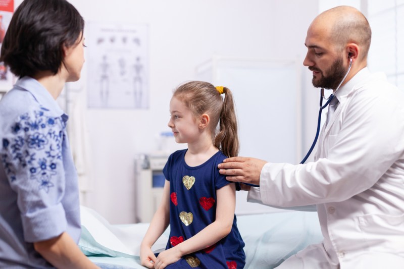 Înapoi la școală! Trucuri prin care părinții pot susține sănătatea copiilor: primul pas, vizita la pediatru!