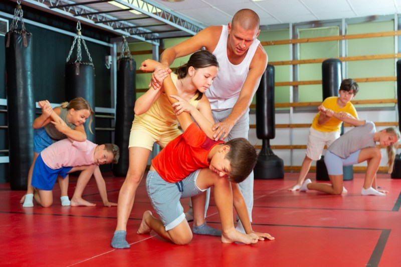 Un copil care știe câteva tehnici de autoapărare va ști nu doar cum să reacționeze fizic, ci și cum să își păstreze calmul și să găsească soluții rapide pentru a scăpa dintr-un pericol. FOTO: Shutterstock