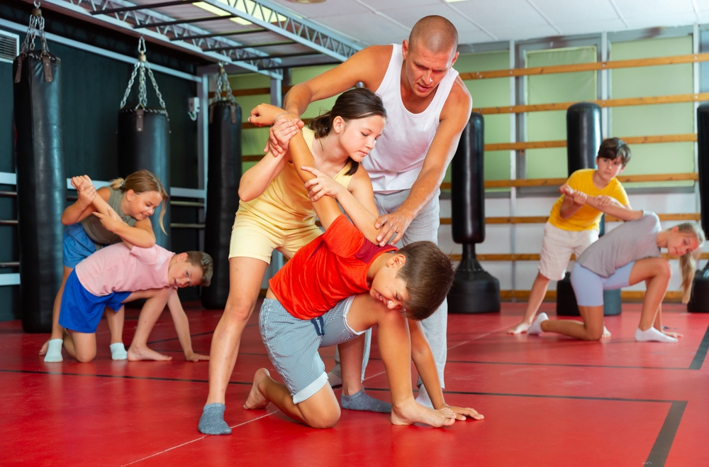 Un copil care știe câteva tehnici de autoapărare va ști nu doar cum să reacționeze fizic, ci și cum să își păstreze calmul și să găsească soluții rapide pentru a scăpa dintr-un pericol. FOTO: Shutterstock