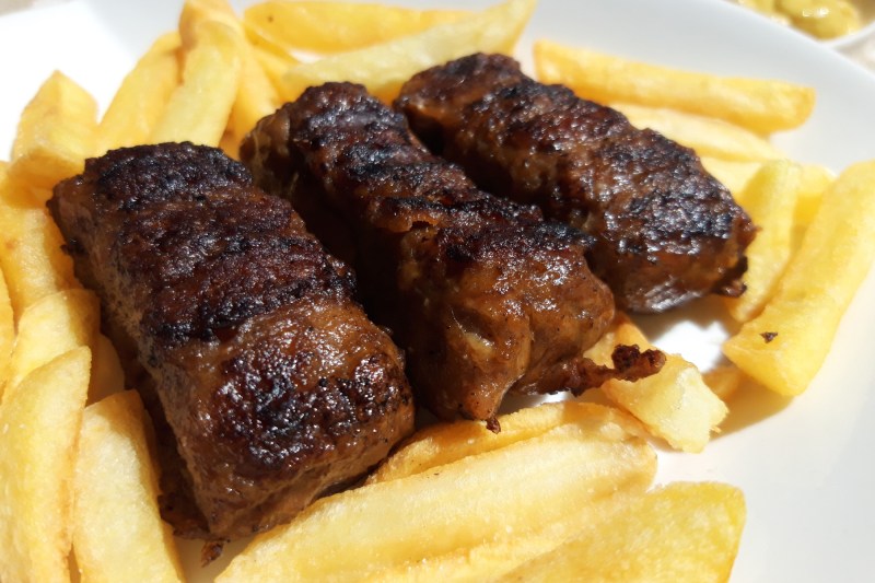 Top cei mai buni mici din București. Unde să te duci când e prea mare coada la Obor